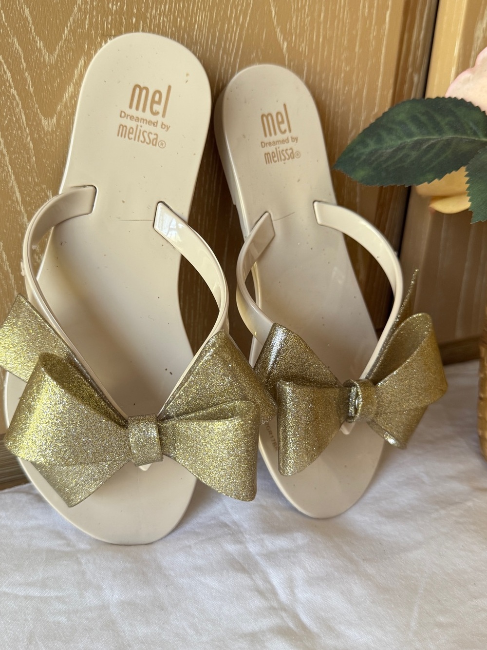 Mel by Melissa Kids Beige Sandals with Gold Glitter Bows size 13